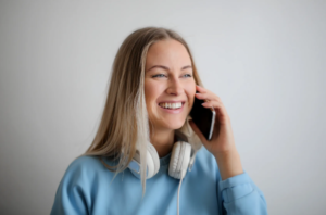 woman talking in the cellphone